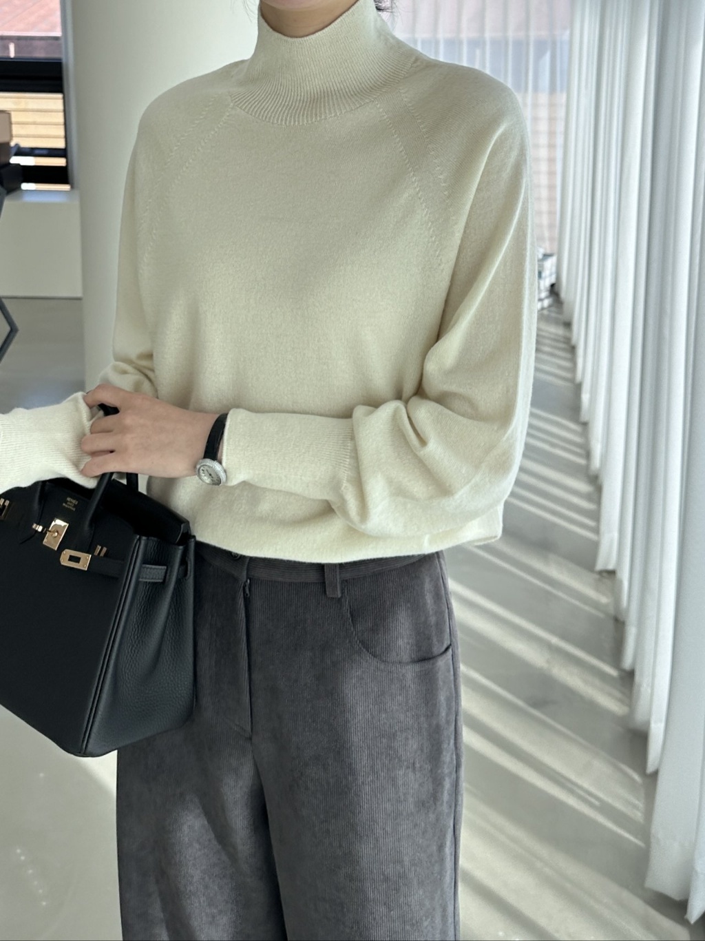 홀가먼트 하이넥 니트