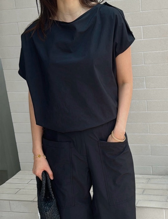 보트넥 스트랩 블라우스