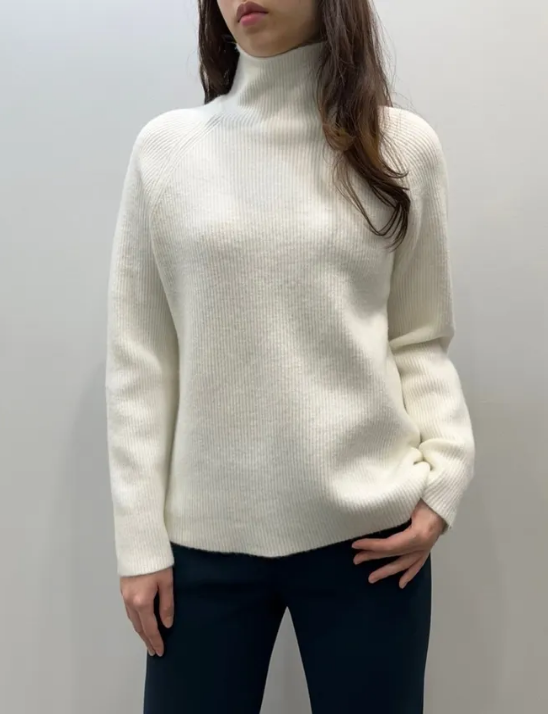 리브드 터틀넥 니트